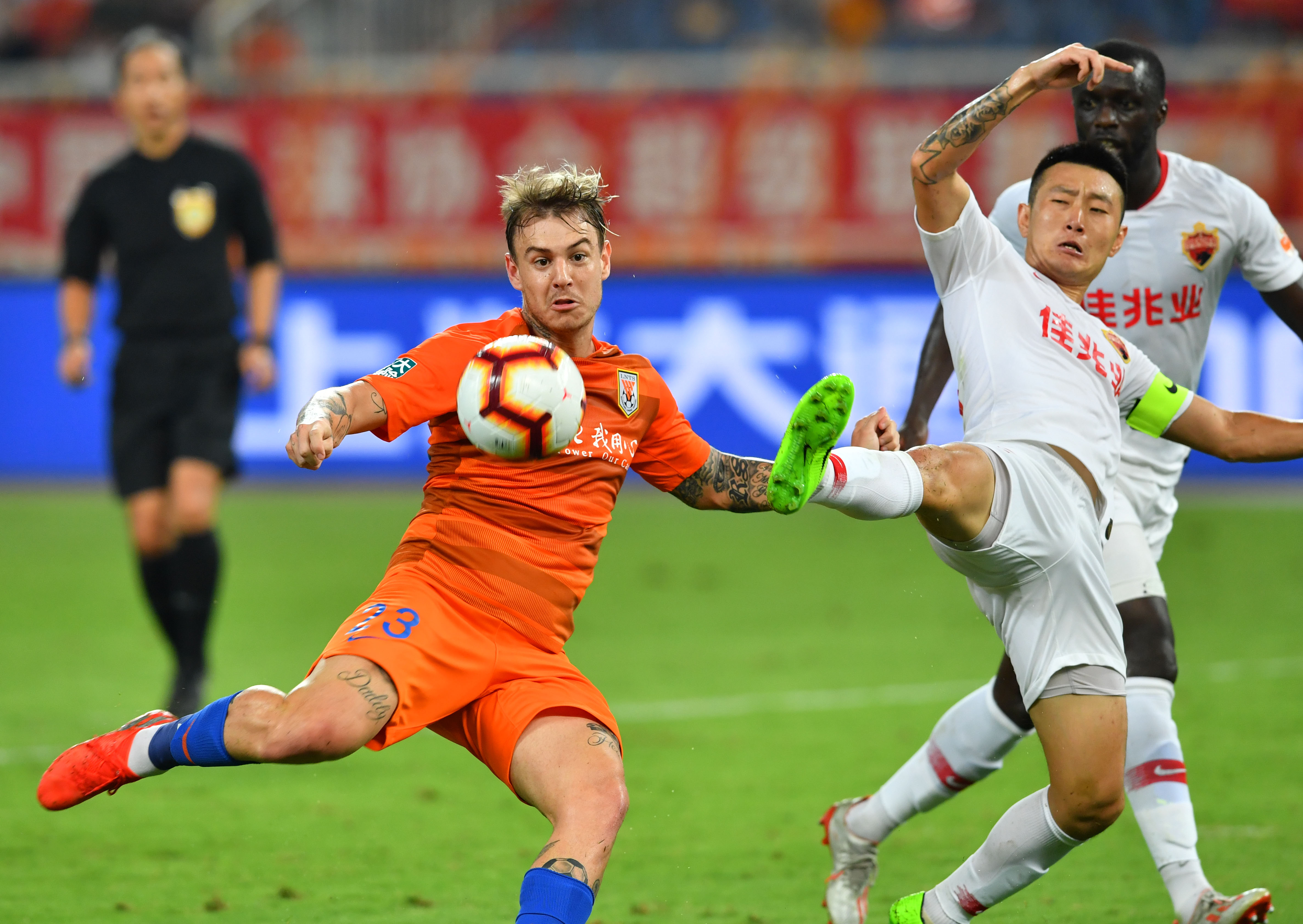 球员在比赛中表现抢眼,成为焦点的简单介绍 球员在比赛中表现抢眼,成为焦点的简单介绍