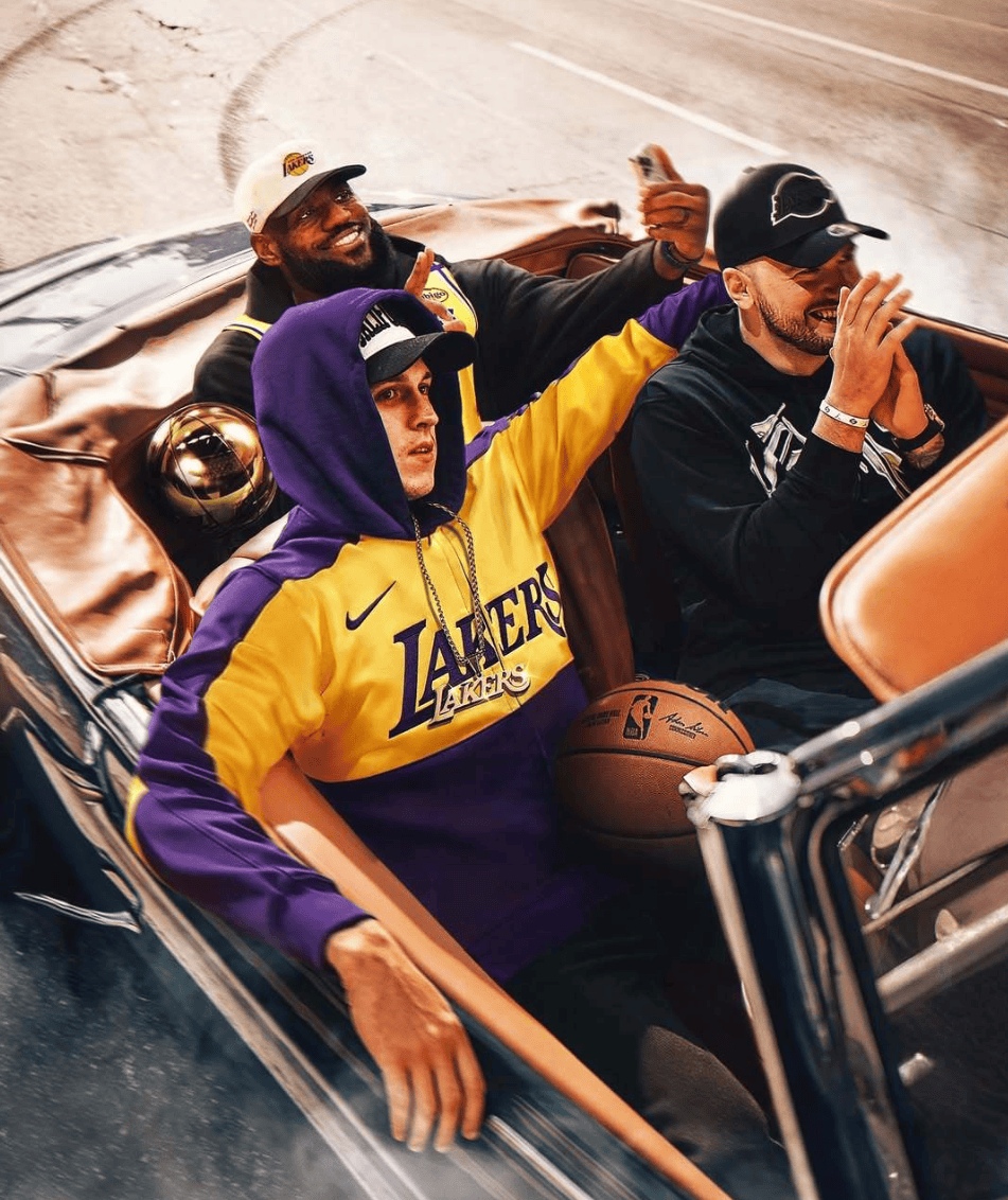 包含鹈鹕完胜北京队，东契奇惊艳四座的词条