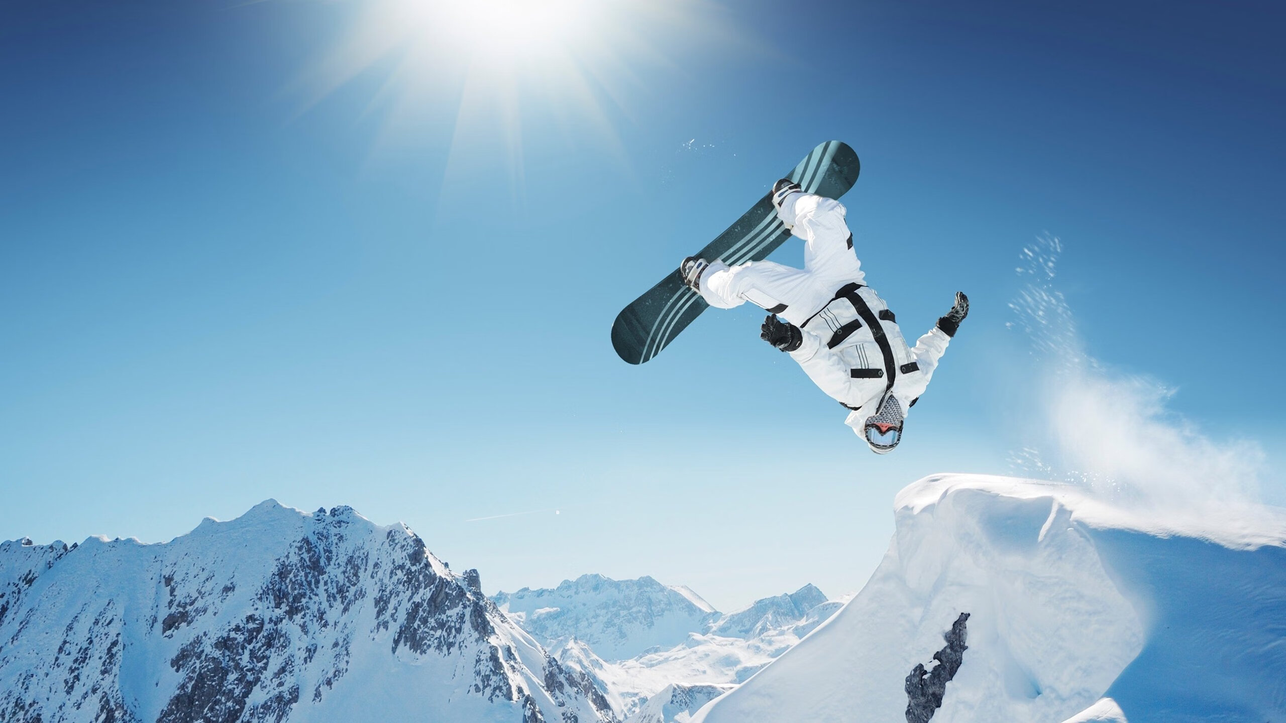 逆袭之夜，雷诺力克跃马，佩雷兹一骑绝尘惊艳F1赛场